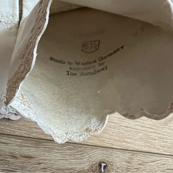 Vintage Leather Gloves with Embroidery - Picture 7 of 7